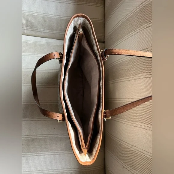 Michael Kors Large Snap Pocket Tote - Picture 3 of 6